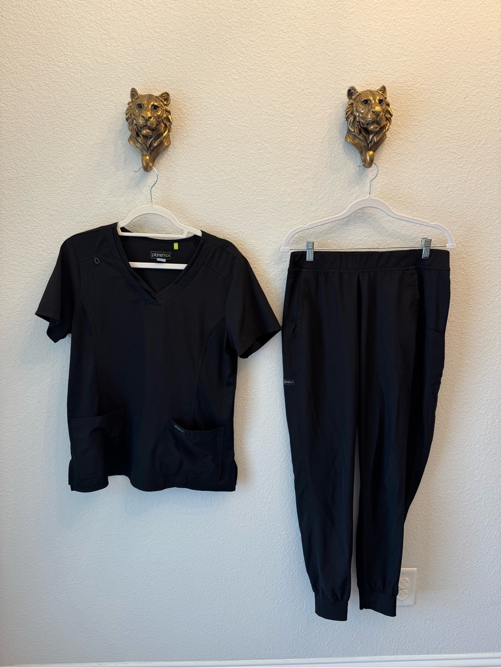 koi Women's Black Scrub Top & Jogger Pants Set